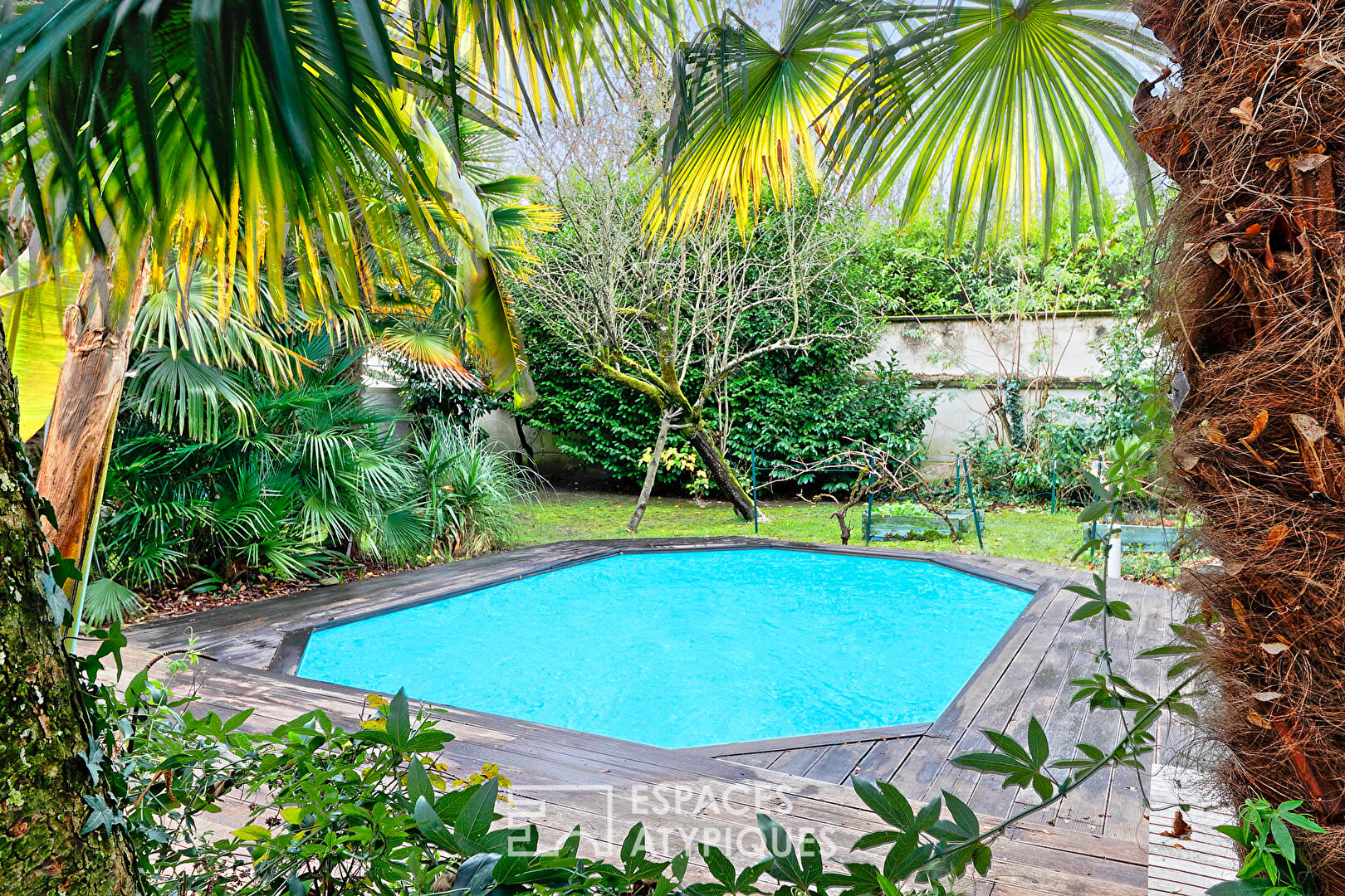 Maison bourgeoise en meulière avec piscine et jardin