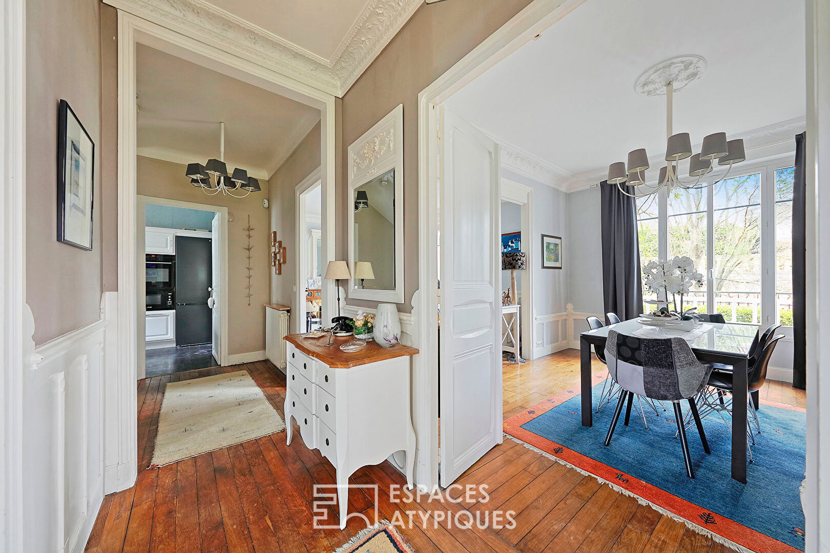 Maison bourgeoise en meulière avec piscine et jardin