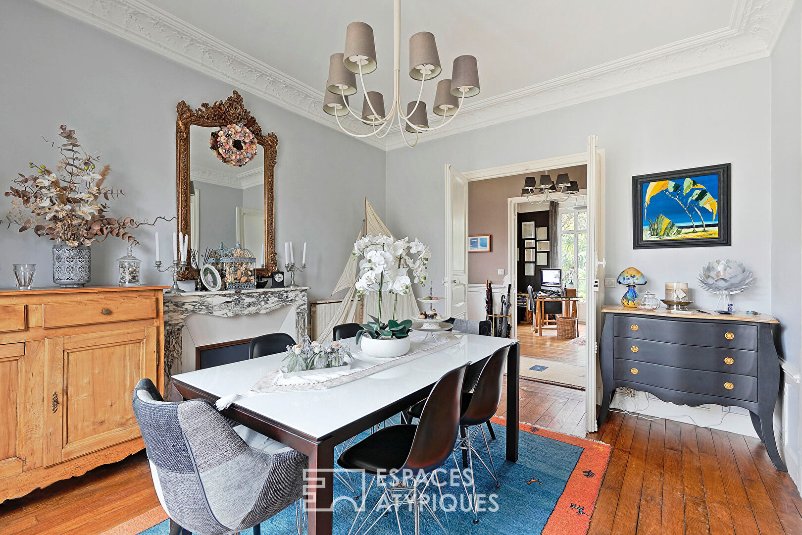 Maison bourgeoise en meulière avec piscine et jardin