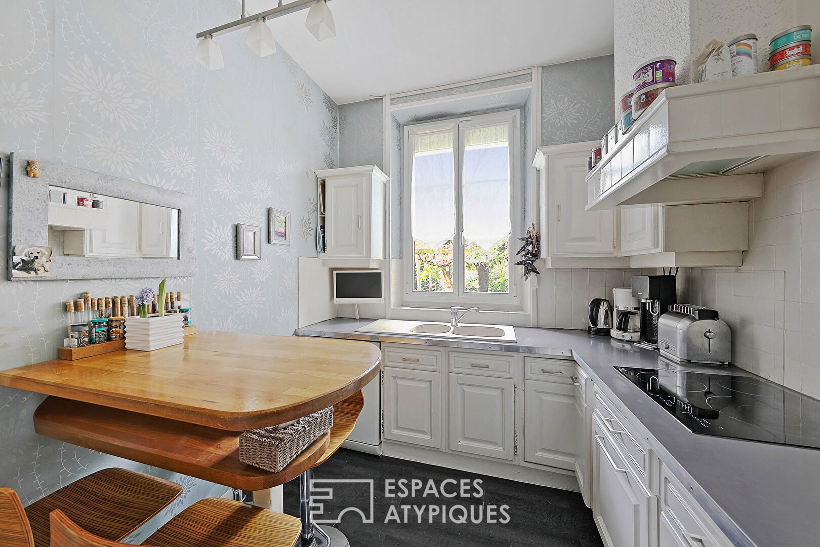 Maison bourgeoise en meulière avec piscine et jardin