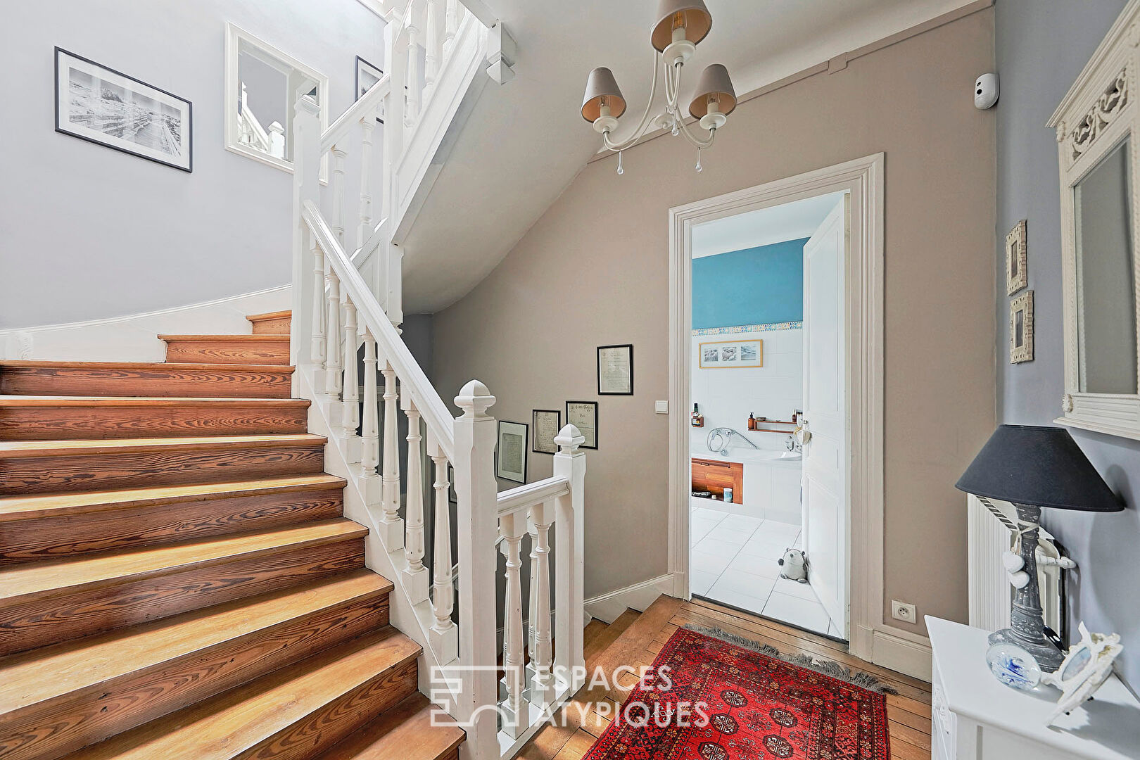 Maison bourgeoise en meulière avec piscine et jardin