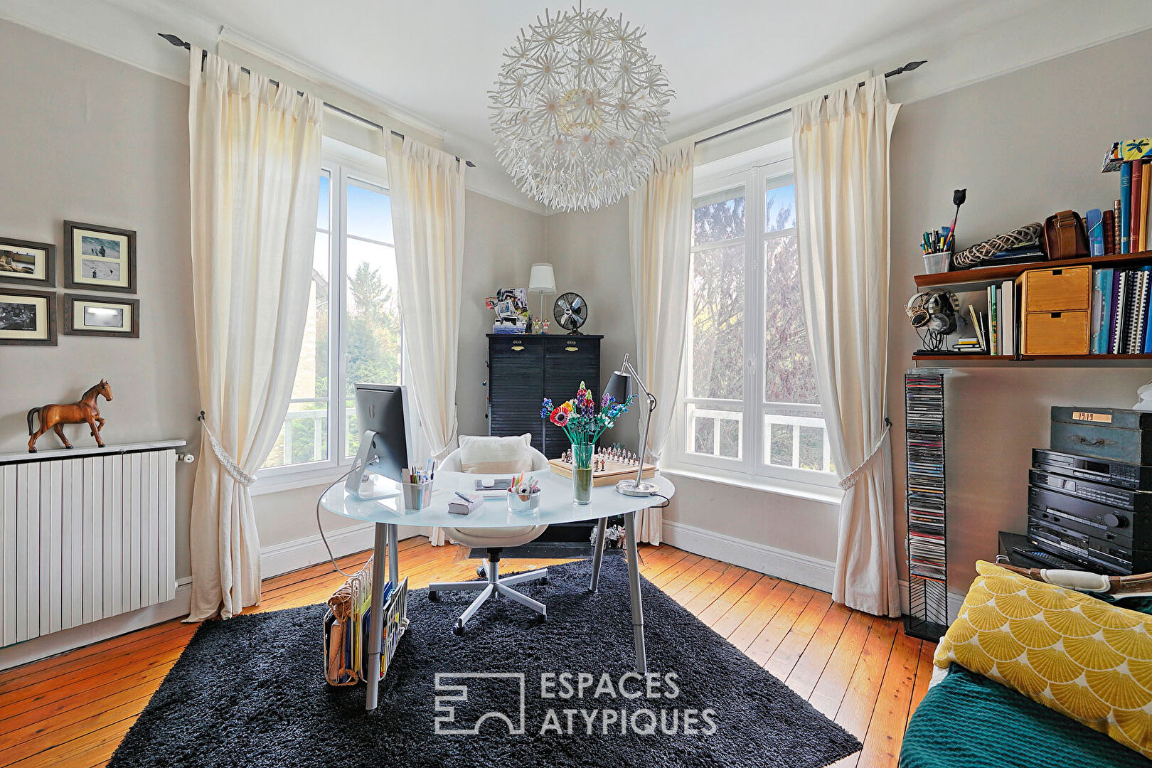 Maison bourgeoise en meulière avec piscine et jardin