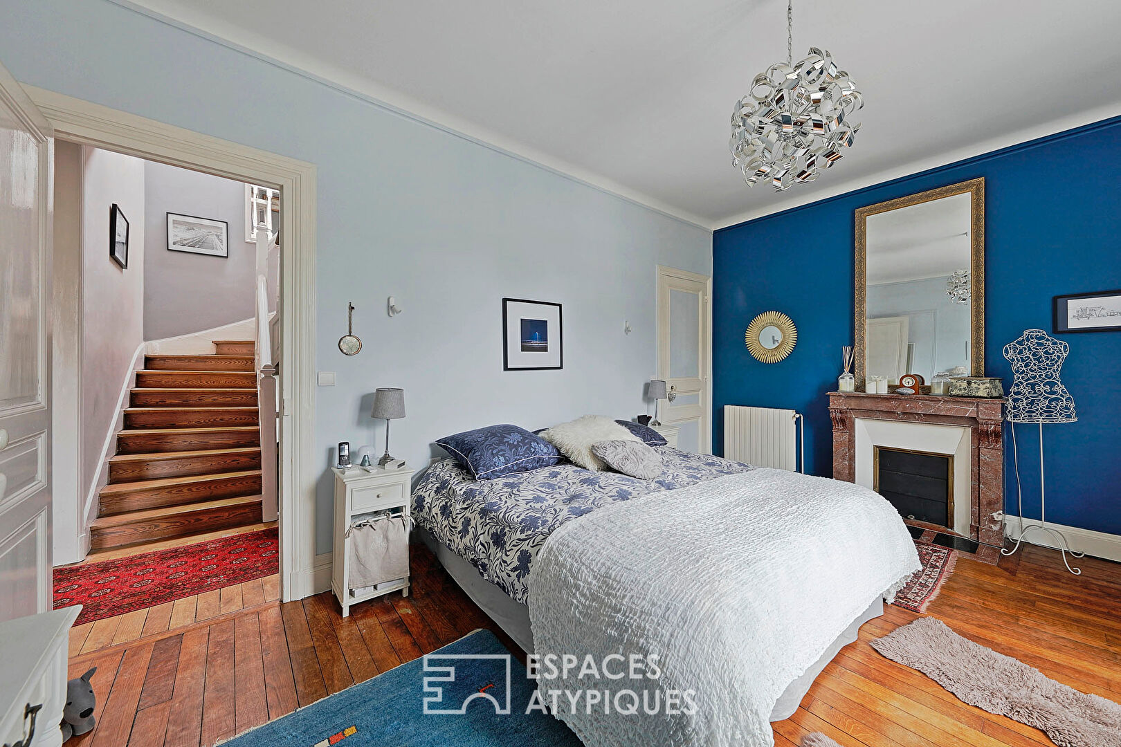 Maison bourgeoise en meulière avec piscine et jardin