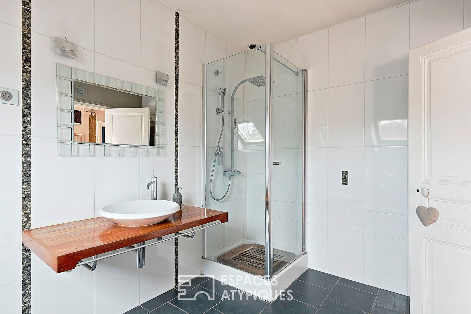 Maison bourgeoise en meulière avec piscine et jardin