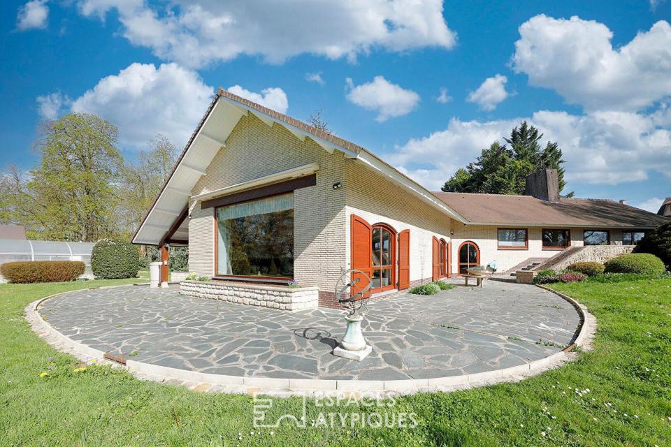 Demeure de charme style hollandais sur 1,3 hectare de parc paysager avec dépendance et piscine couverte