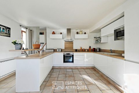 Ancien relais de poste avec jardin paysager dans la valle du Morin