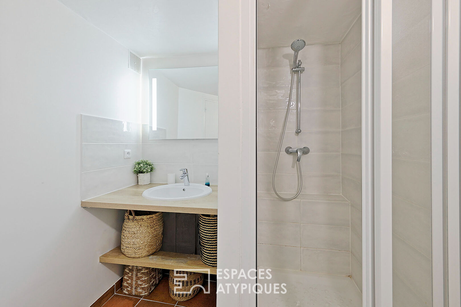 Ancien relais de poste avec jardin paysager dans la valle du Morin