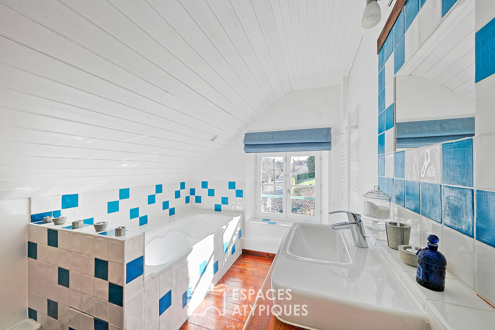 Ancien relais de poste avec jardin paysager dans la valle du Morin