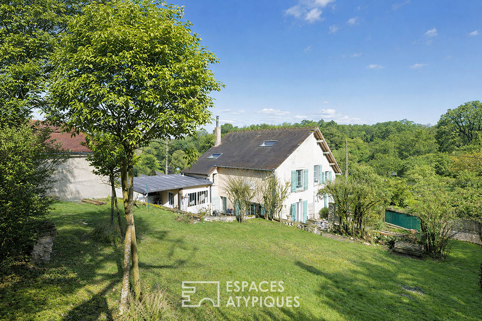 Ancien relais de poste avec jardin paysager dans la valle du Morin