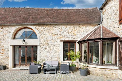 Ancien presbytère au coeur du village avec jardin, piscine et dépendance