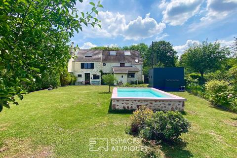 Belle maison en pierre rénovée avec jardin paysager et piscine