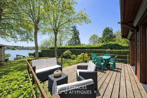 Chalet en bois avec terrasse et vue lac