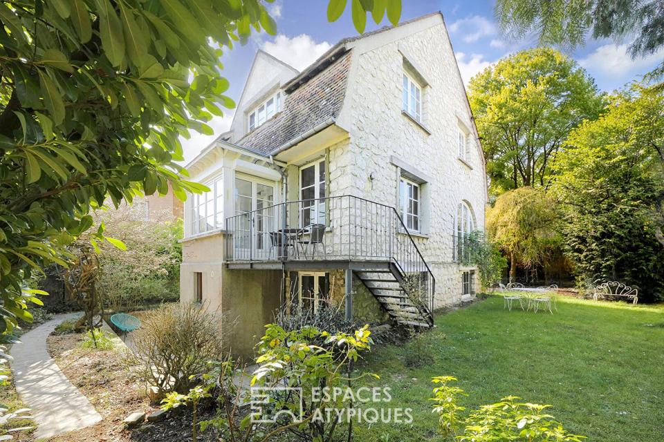 Maison de caractère en pierre avec jardin confidentiel au coeur de Fontainebleau