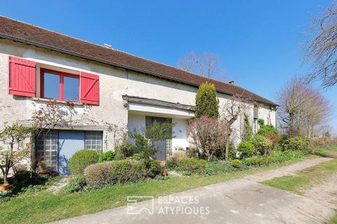 Briarde rénovée au look indus et son beau jardin paysager