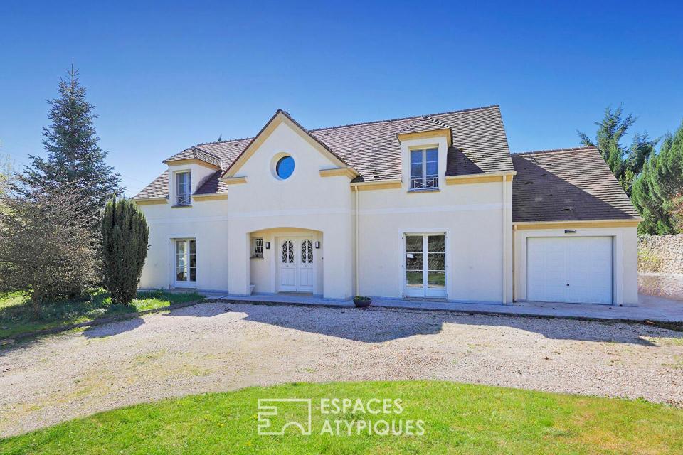 Maison contemporaine avec jardin et verger