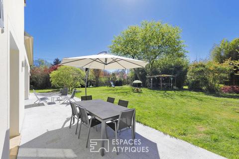 Maison contemporaine avec jardin et verger