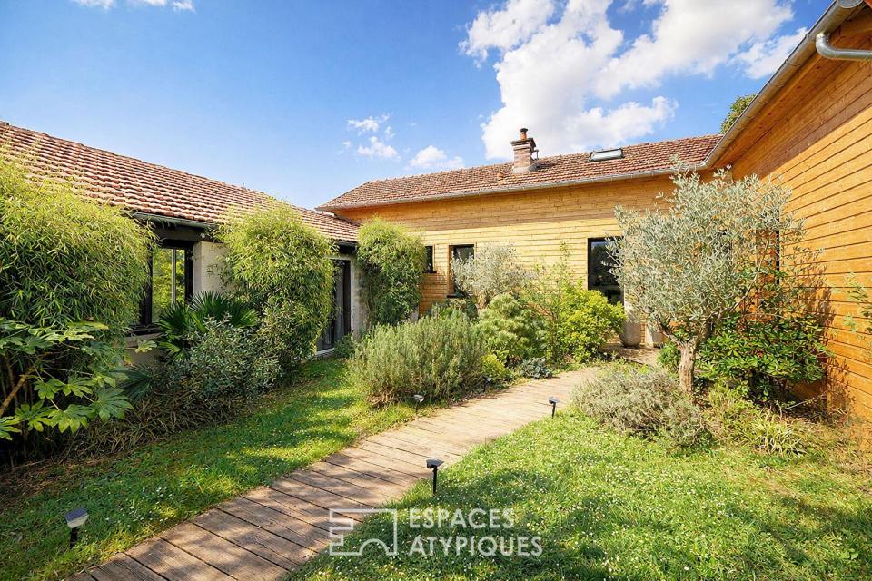 Maison de caractère revisitée avec double jardin et volumes de vie ouverts