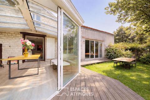 Maison de caractère revisitée avec double jardin et volumes de vie ouverts