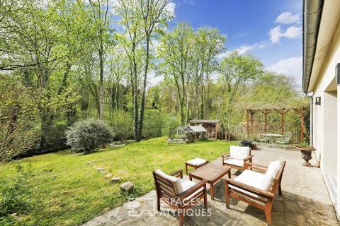 Family home by the stream, between light and nature