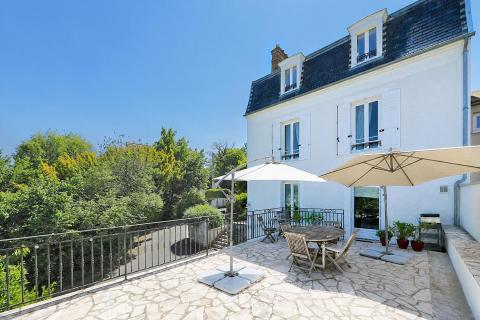 Élégante maison bourgeoise avec piscine et terrasse dominante