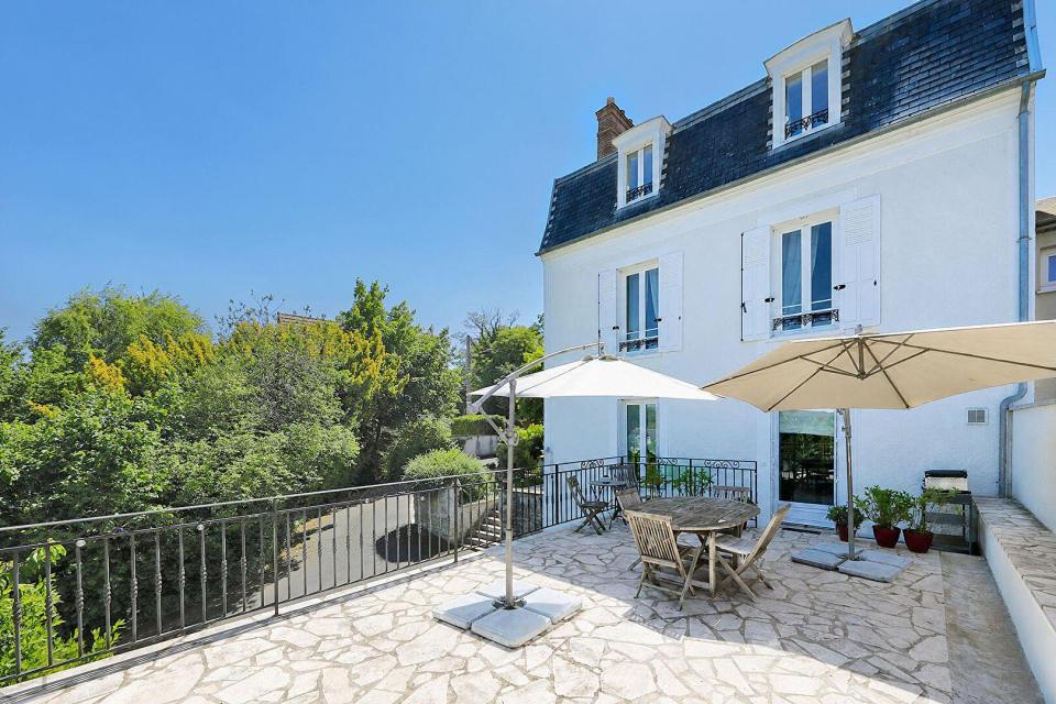 Élégante maison bourgeoise avec piscine et terrasse dominante