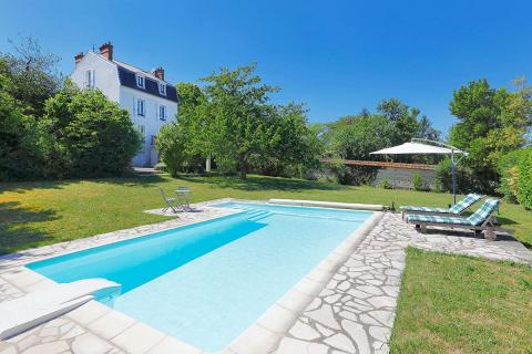 Élégante maison bourgeoise avec piscine et terrasse dominante