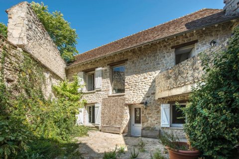 Ancien relais de poste « esprit loft » avec cour et jardin