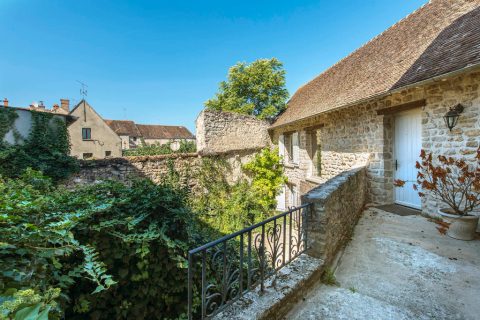 Ancien relais de poste « esprit loft » avec cour et jardin