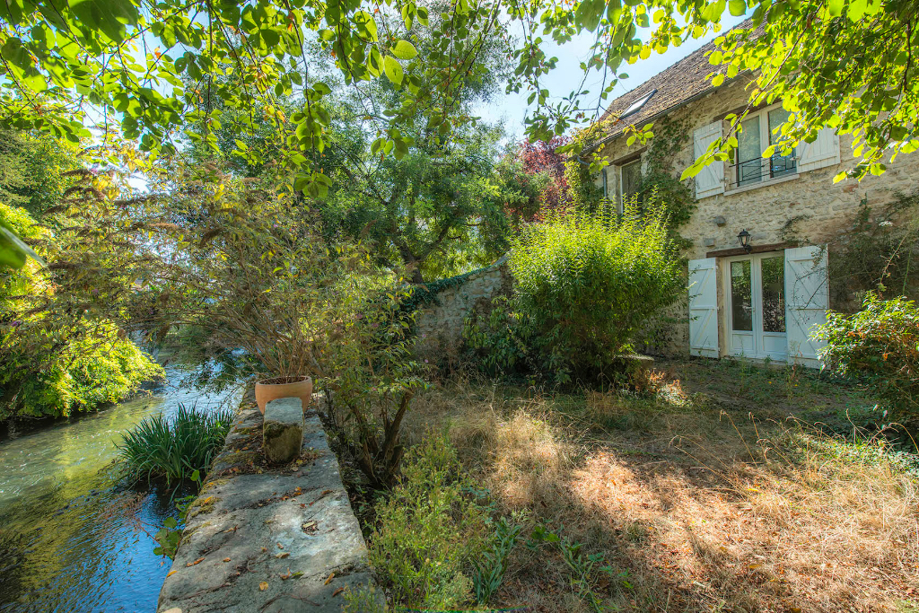 Former relay station “spirit loft” with courtyard and garden