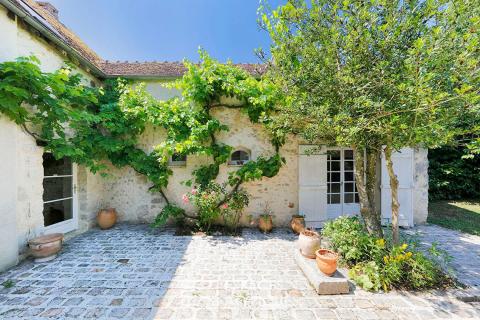 L&rsquo;Authenticité au Cœur des Remparts : Une Demeure Étonnante avec Crypte Médiévale
