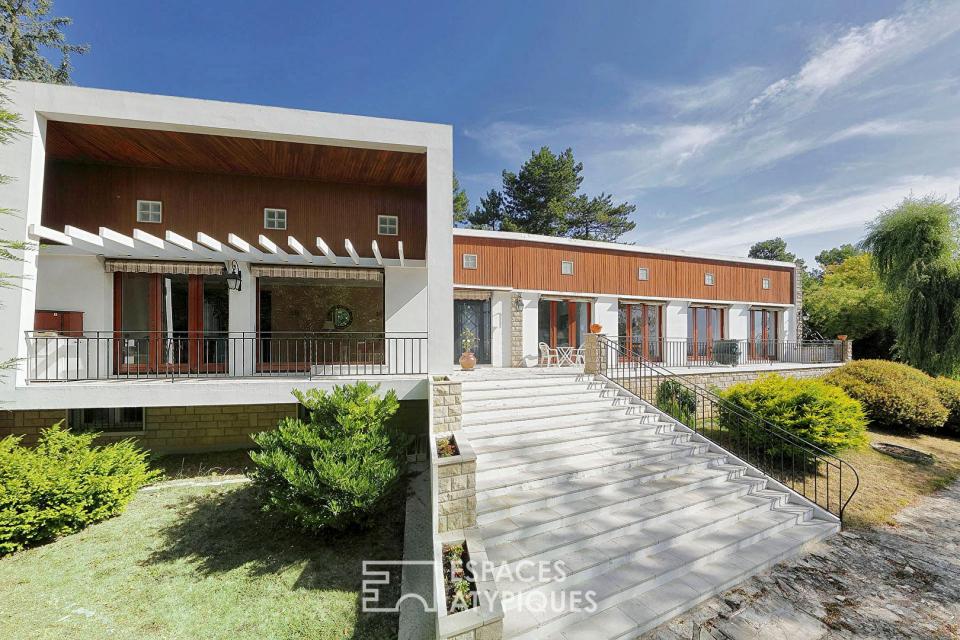 Maison d'architecte de plain-pied avec vue panoramique sur la vallée