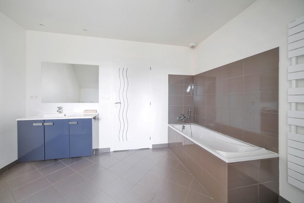 Maison contemporaine avec piscine