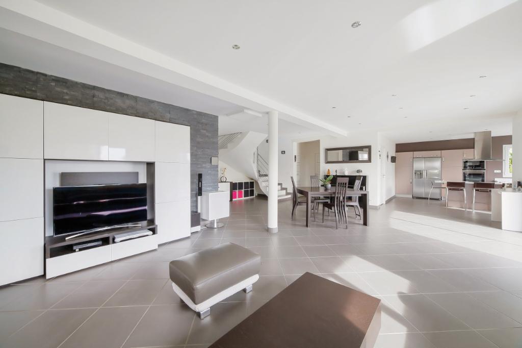 Maison contemporaine avec piscine