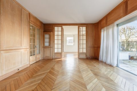 Bourgeois apartment with terrace
