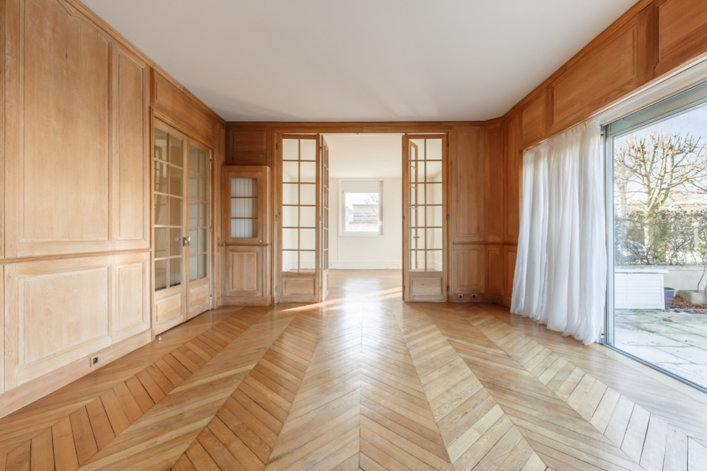 Bourgeois apartment with terrace