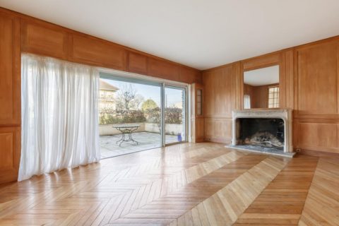 Bourgeois apartment with terrace