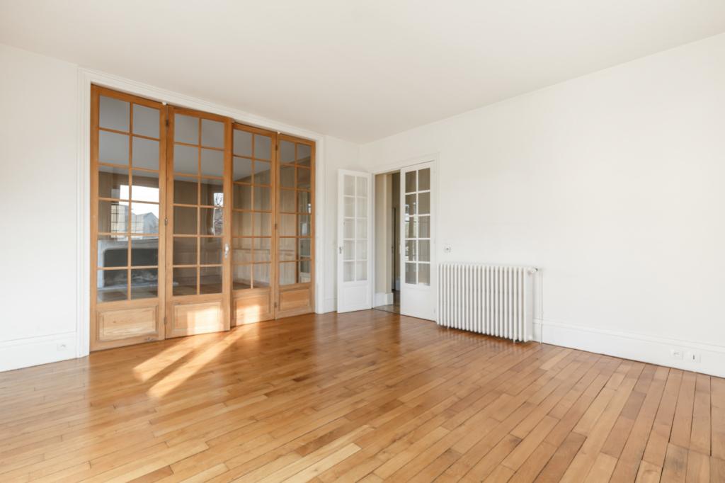 Bourgeois apartment with terrace
