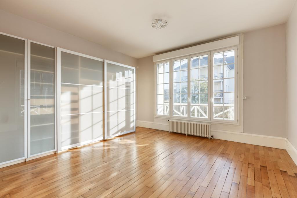 Bourgeois apartment with terrace