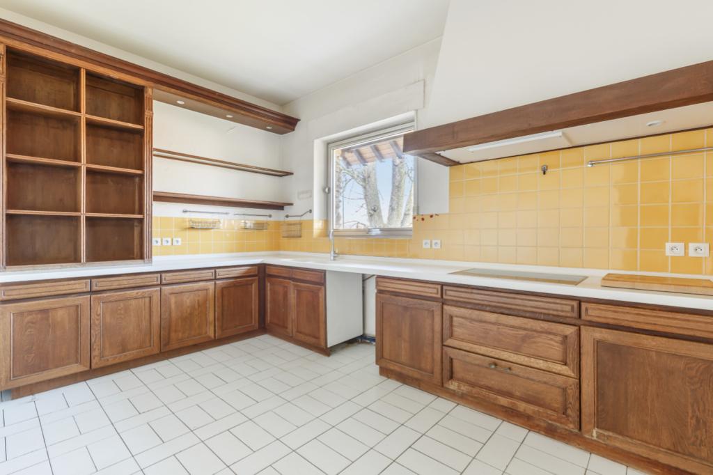 Bourgeois apartment with terrace