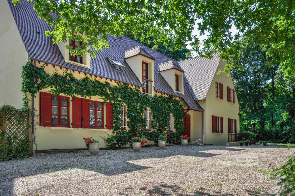 Family house and its park