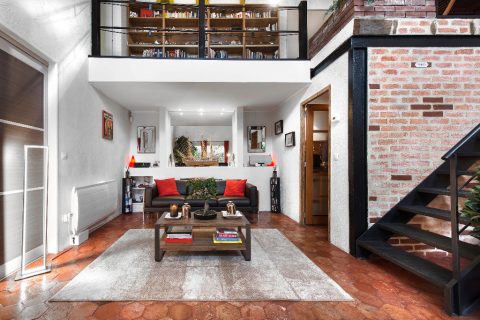 Loft house with generous volumes and furnished terrace