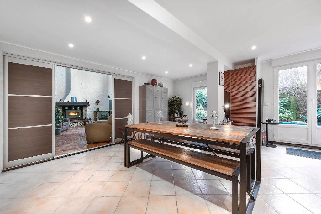 Loft house with generous volumes and furnished terrace