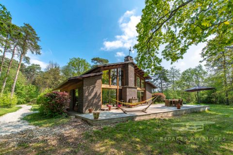 Maison d’architecte et son domaine boisé