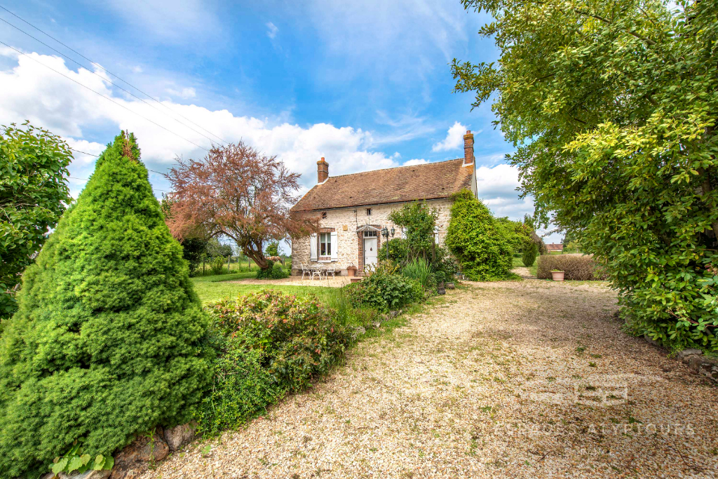 Maison en pierres rénovée avec dépendances