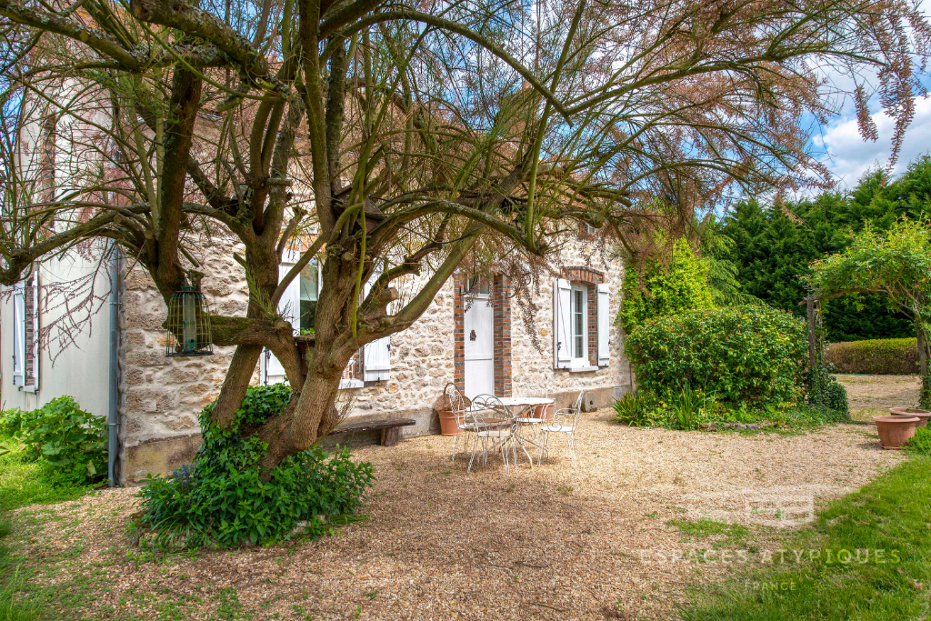 Maison en pierres rénovée avec dépendances