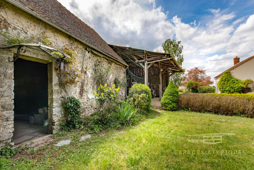Maison en pierres rénovée avec dépendances