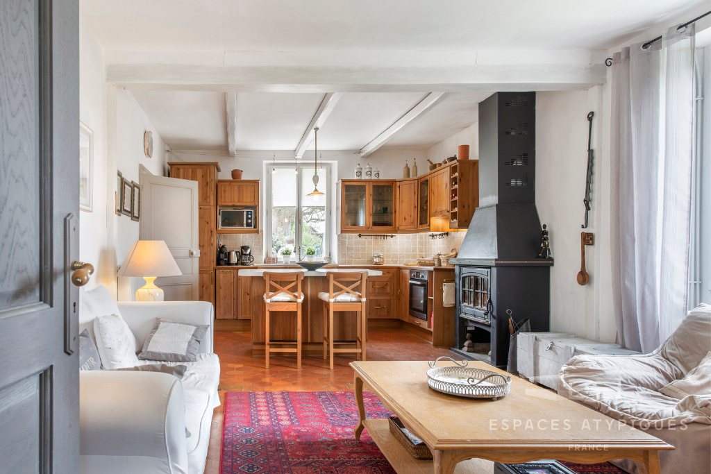 Maison en pierres rénovée avec dépendances