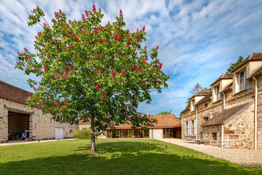 Renovated property with pool, outbuildings and parks