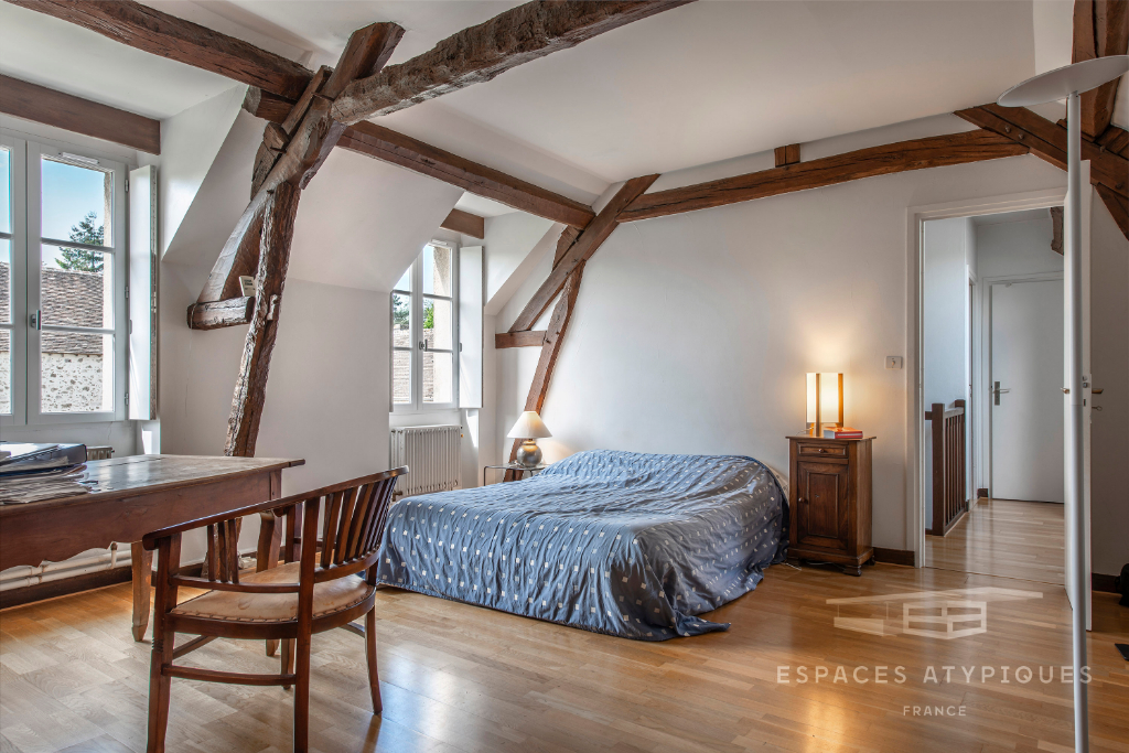 Renovated property with pool, outbuildings and parks