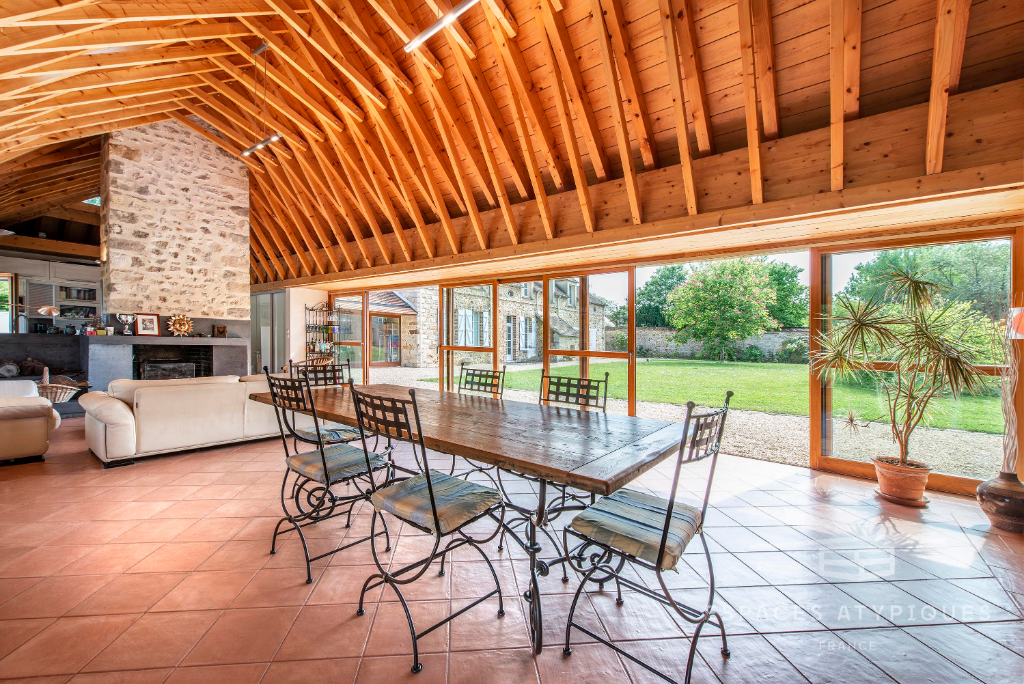 Renovated property with pool, outbuildings and parks